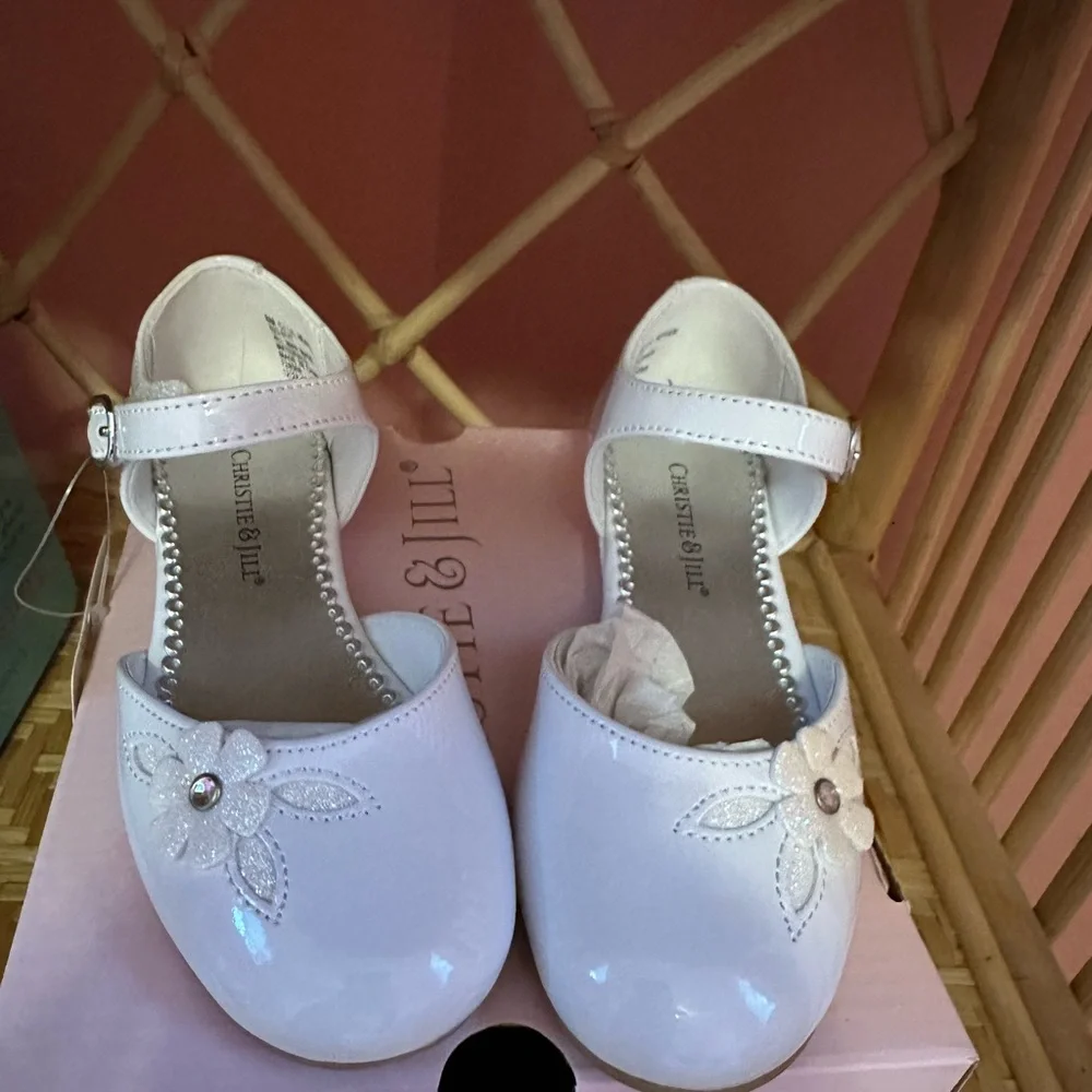 Kids White Patent Mary Jane Shoes with Floral Accent